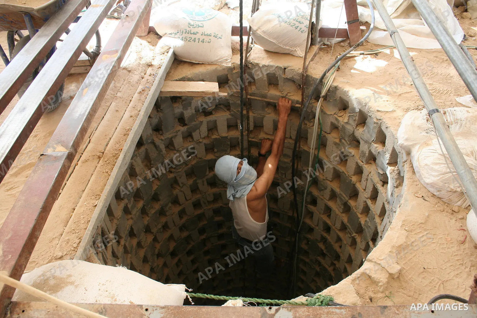 A Palestinian enters a tunnel that runs under the Egyptian border and into Gaza Strip,on May 26, 2009 APAIMAGES PHOTO / Ashraf Amra