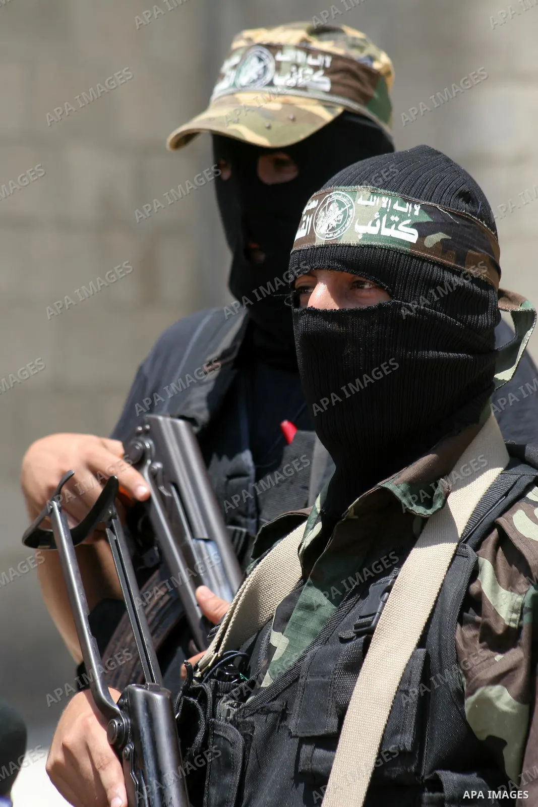 Hamas gunmen take part in a news conference in Gaza City May 31, 2009. Six people were killed on Sunday when forces loyal to Palestinian President Mahmoud Abbas raided a Hamas hideout, just days after Abbas promised in W...