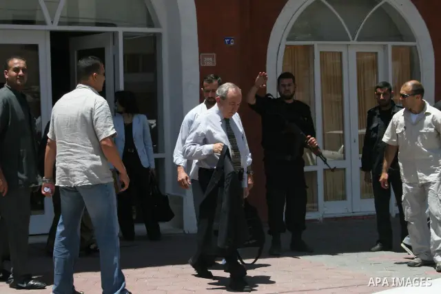 UN investigator Richard Goldstone (front R), former chief prosecutor at the International Criminal Tribunals for the former Yugoslavia and Rwanda, leaves his hotel in Gaza City on June 01, 2009. UN investigators have arr...
