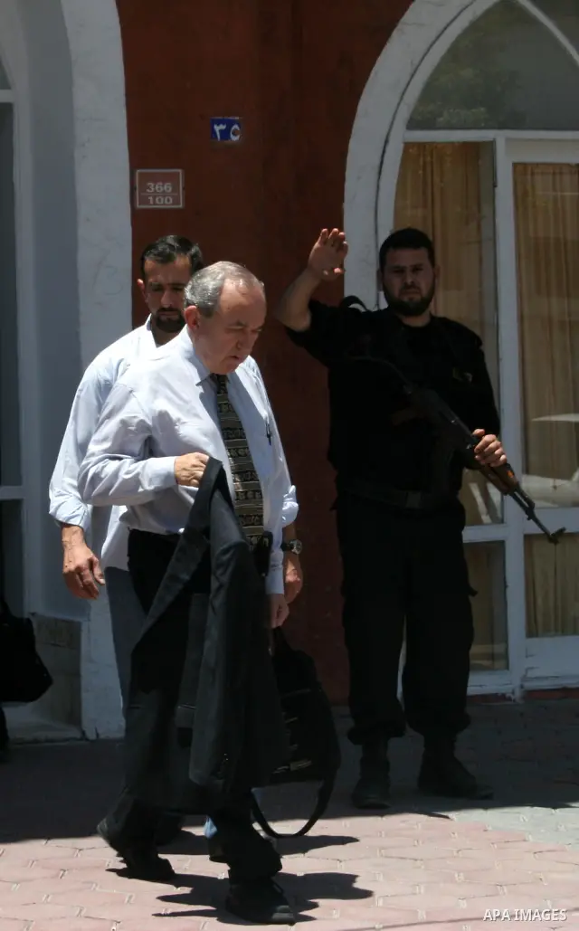 UN investigator Richard Goldstone (front R), former chief prosecutor at the International Criminal Tribunals for the former Yugoslavia and Rwanda, leaves his hotel in Gaza City on June 01, 2009. UN investigators have arr...