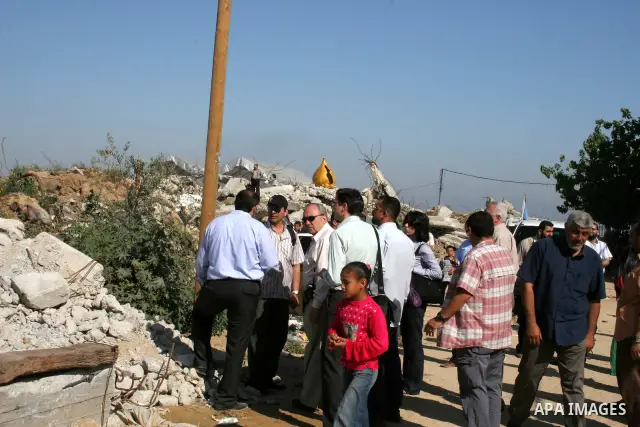 UN lead investigator Richard Goldstone (C) and members of his delegation inspect the destruction at the Samoni family home in Gaza City on June 03, 2009. Twenty-nine members of the extended family were killed during the...