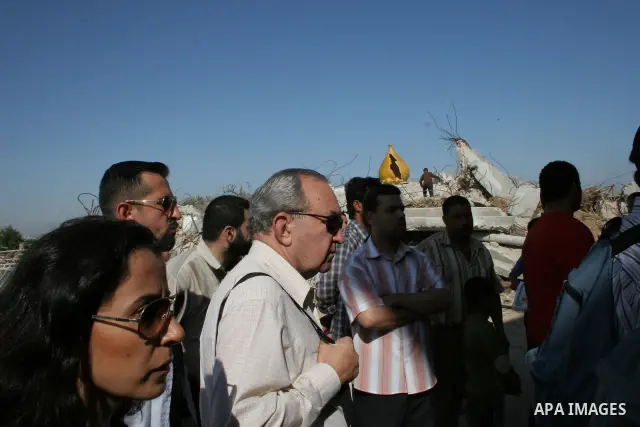 UN lead investigator Richard Goldstone (C) and members of his delegation inspect the destruction at the Samoni family home in Gaza City on June 03, 2009. Twenty-nine members of the extended family were killed during the...