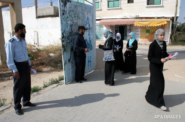 Palestinian Hamas Policemen inspect the ID cards of students as they head to attend the General secondary examination at a school, in Gaza City, June 8,2009. Photo\Ashraf Amra