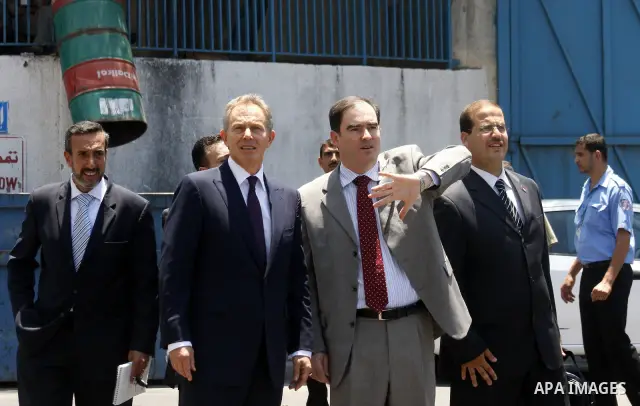 Middle East envoy Tony Blair (2nd L) listens to John Ging, head of the United Nations Relief and Works Agency (UNRWA), at the organisation's headquarters in Gaza City on June 15, 2009. Blair called on Israel and Hamas to...