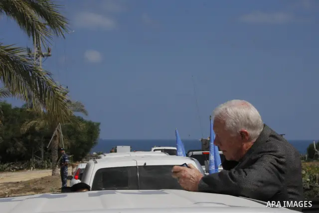 Former US President Jimmy Carter inspect the damages of the American International School which was destroyed during the December-January Israeli offensive in Beit Lahia in the northern Gaza strip on June 16, 2009. Carte...