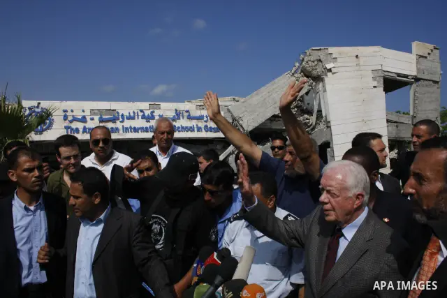 Former US President Jimmy Carter inspect the damages of the American International School which was destroyed during the December-January Israeli offensive in Beit Lahia in the northern Gaza strip on June 16, 2009. Carte...