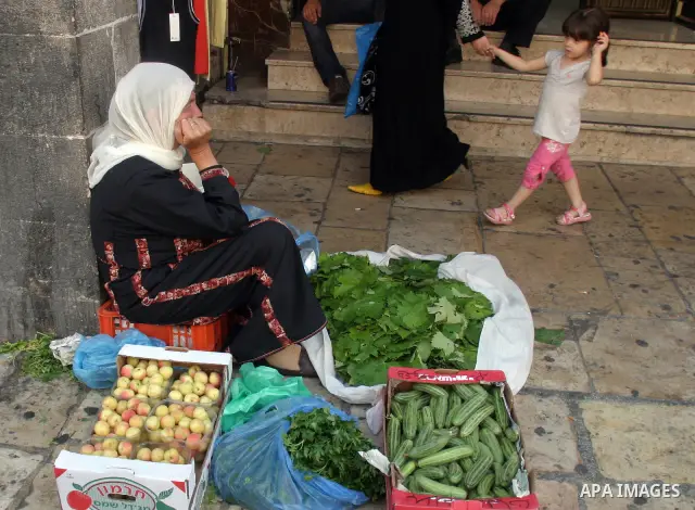 Palestinians shop at an traditional market at the old city of Jerusalem on June 17, 2009. PHOTO by Mahfuz Abu Turk