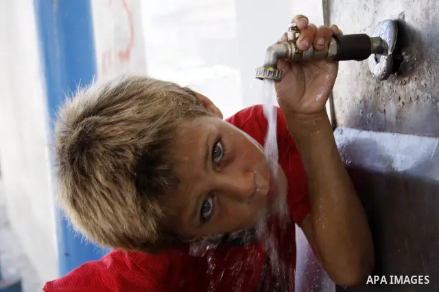 A Palestinians fill their canisters a potable water at a purification station in Khan Younis southern Gaza strip on june 25, 2009. Photo by Ashraf Amra