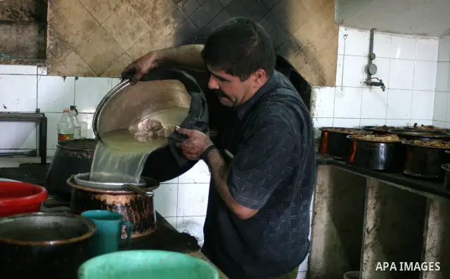 A Palestinian cooker makes a traditional kind of food that called "kedrah" in the West Bank city of Hebron, June 26 , 2009. Kedrah is a type of the most famous tradition food in Palestine, it is made of the rice some kin...