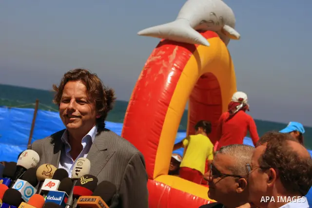 Dutch Minister for development, Bert Koenders visits a UN summer camp in Gaza city on June 29, 2009. photo by Wissam Nassar