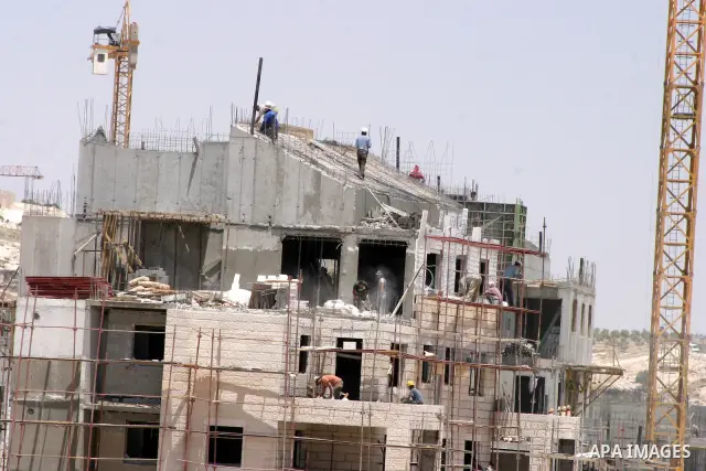 A Labourers work at a construction site at the Jewish settlement Har Huma at Jabal Abu Ghnaim in Jerusalem on July 1,2009. Photo by Mahfuz Abu Turk