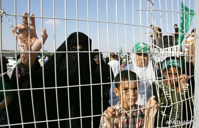 A Palestinian women supporters of Hamas attend a protest against siege and the closure of the Rafah border crossing in Rafah town southern Gaza Strip on July 5, 2009. Photo Abed Rahim Khatib