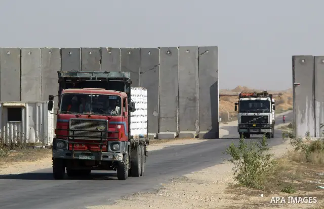 A Palestinian trucks out Israeli crossing Karem Abu Salem loaded Goods to Rafah in the southern Gaza Strip on July 30, 2009. Photo By Abed Rahim Khatib