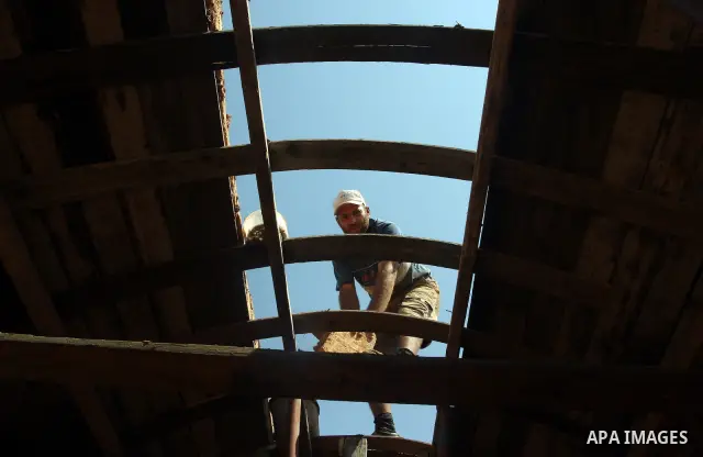 A Palestinian worker uses clay bricks to rebuild a Hamas police station in Beit Lahiya in the northern Gaza Strip August 12, 2009. The police station was destroyed during the three-week offensive Israel launched last Dec...
