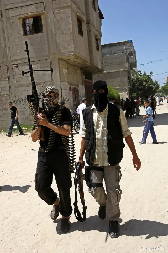 Gunmen from the radical Palestinian Islamist group "Jund Ansar Allah" walk near a mosque after the Friday prayers in the southern Gaza Strip town of Rafah on August 14, 2009. Islamic radicals from an al-Qaida-inspired gr...