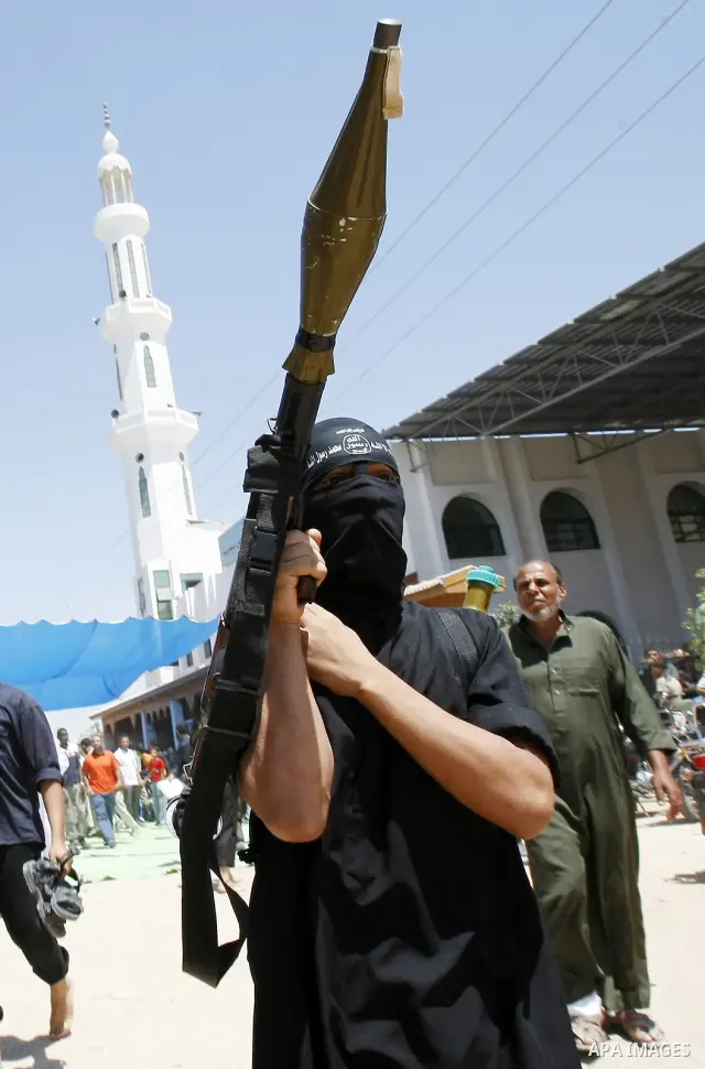 Gunmen from the radical Palestinian Islamist group "Jund Ansar Allah" walk near a mosque after the Friday prayers in the southern Gaza Strip town of Rafah on August 14, 2009. Islamic radicals from an al-Qaida-inspired gr...