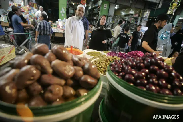 A Palestinians shop at a popular market during preparing for Islam's holy month of Ramadan in Gaza City on August 19, 2009. Ramadan is a Muslim religious observance that takes place during the ninth month of the Islamic...