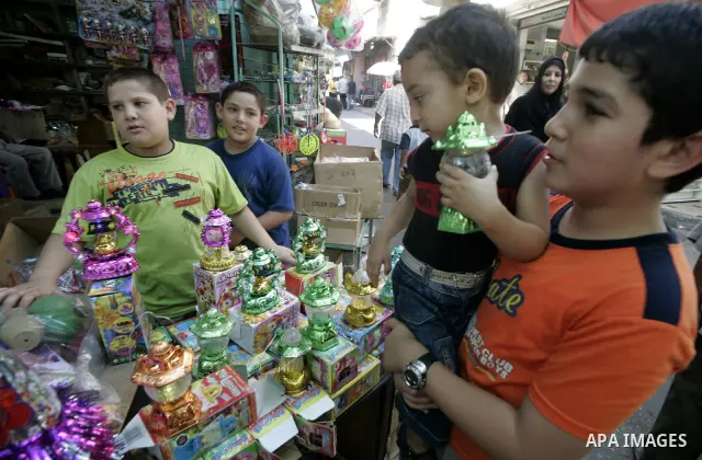 A Palestinians shop at a popular market during preparing for Islam's holy month of Ramadan in Gaza City on August 19, 2009. Ramadan is a Muslim religious observance that takes place during the ninth month of the Islamic...