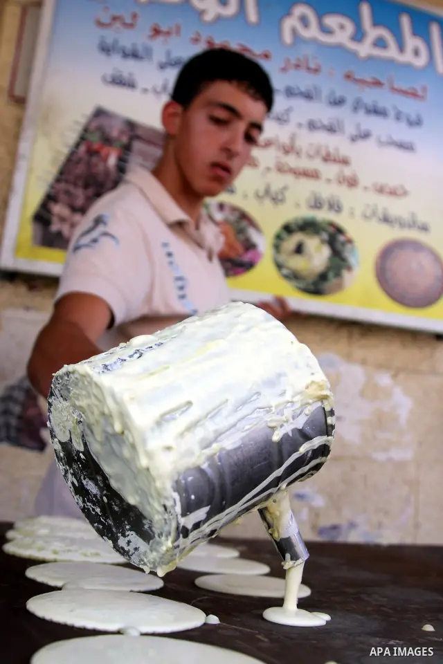 A Palestinian sweet maker prepares pancake called "katayef" on the Second day of Ramadan, the holy fasting month, in the West Bank city of Ramallah on Aug 23, 2009. During Ramadan, Muslims are required to abstain from fo...