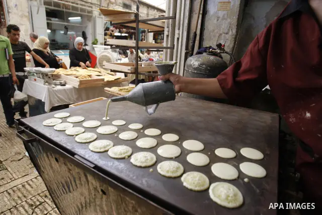 A Palestinian sweet maker prepares pancake called "katayef" on the Second day of Ramadan, the holy fasting month, in the West Bank city of Nablus on Aug 23, 2009. During Ramadan, Muslims are required to abstain from food...