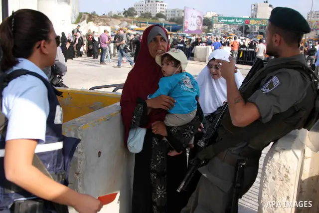 A Palestinians wait to cross an Israeli checkpoint of Qalandiya near the West Bank city of Ramallah on Aug 28, 2009, as they try to reach the al-Aqsa mosque in Jerusalem on the first Friday of the Muslim holy month of Ra...