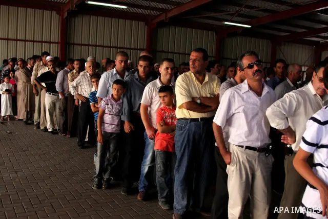 A Palestinians wait to cross an Israeli checkpoint of Qalandiya near the West Bank city of Ramallah on Aug 28, 2009, as they try to reach the al-Aqsa mosque in Jerusalem on the first Friday of the Muslim holy month of Ra...