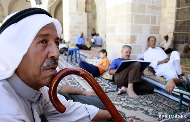 A Palestinians read a verses of the holy Koran and pray at Al-Omary Mosque in Gaza City on Aug 31, 2009. Photo By Ashraf Amra