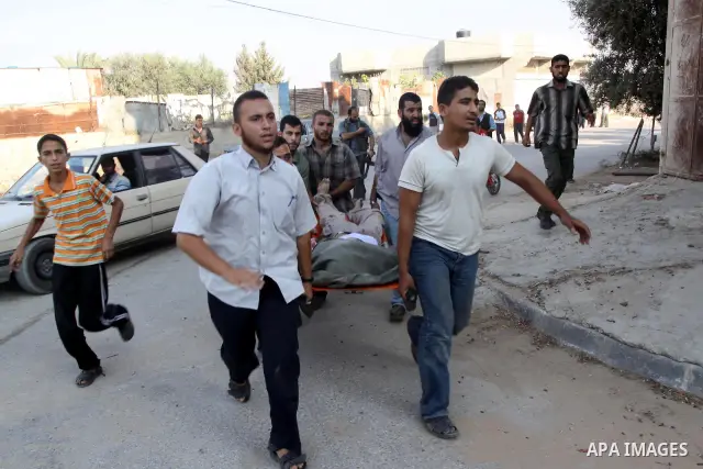 A Palestinian citizen injured when Israeli army spotted and opened fire at him in the east of Gaza City. a number of vehicles, bulldozers and jeeps from Nahal Oz on Sep 3,2009. Photo By Mohammed Asad