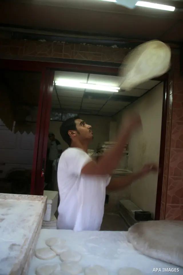 Palestinian vendor prepare bread that will be served to break the daily fast of Ramadan, in a shop in the seventeenth day of the Muslim holy month of Ramadan in the Gaza city on Sep 7,2009. Muslims around the world absta...