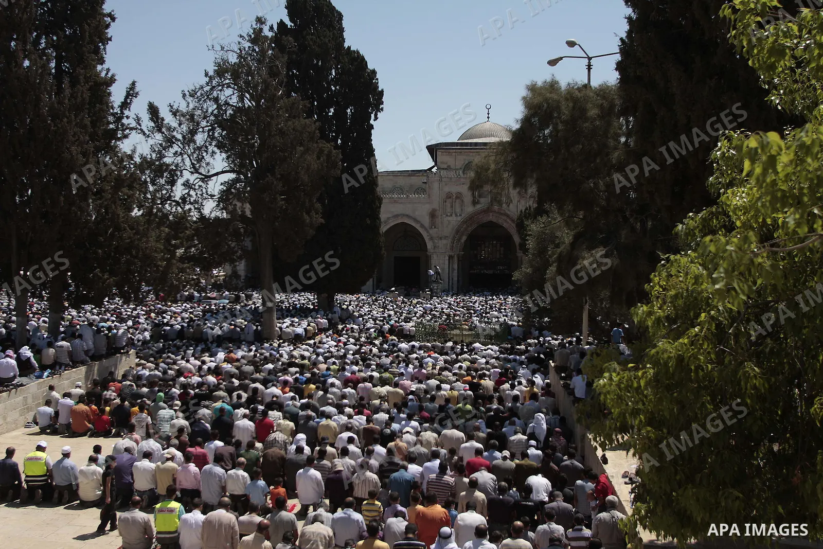 Palestinians men attend prayers in the Al-Aqsa Mosque compound in Jerusalem, Friday Sep11, 2009, the third Friday of the Muslim holy month of Ramadan. Israel loosened restrictions governing who can enter Jerusalem from t...
