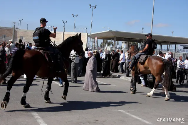 Palestinians cross the Israeli Qalandia checkpoint, on their way to attend prayers in the Al-Aqsa Mosque compound in Jerusalem, Friday Sep 11, 2009, the third Friday of the Muslim holy month of Ramadan. Israel loosened r...