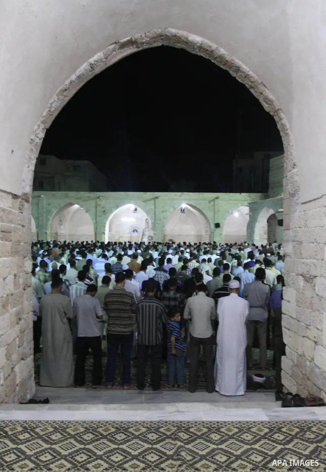 Palestinian Muslim worshippers pray the prayers of the holy fasting month of Ramadan in Al-Omari Mosque in Gaza City on Sep 13,2009. Photo by Mohamed Asad