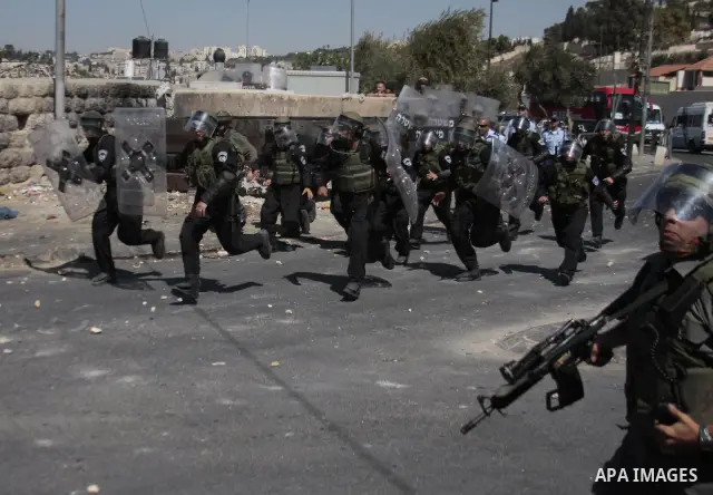 Israeli border policemen run during clashes between Israeli police and Palestinians in the East Jerusalem neighbourhood of Ras al-Amud on October 5, 2009. Israeli police and Palestinian protestors clashed near Al-Aqsa, a...