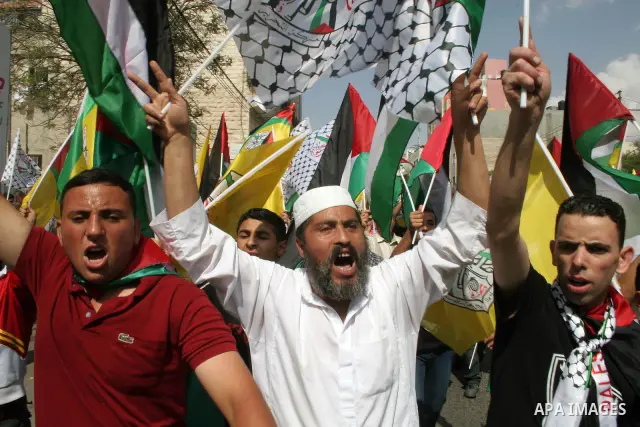 Palestinians take part in a protest in the West Bank city of Hebron October 9, 2009. Palestinian leaders on Thursday called for a general strike over disputed Jerusalem and warned of further protests on the Muslim day of...