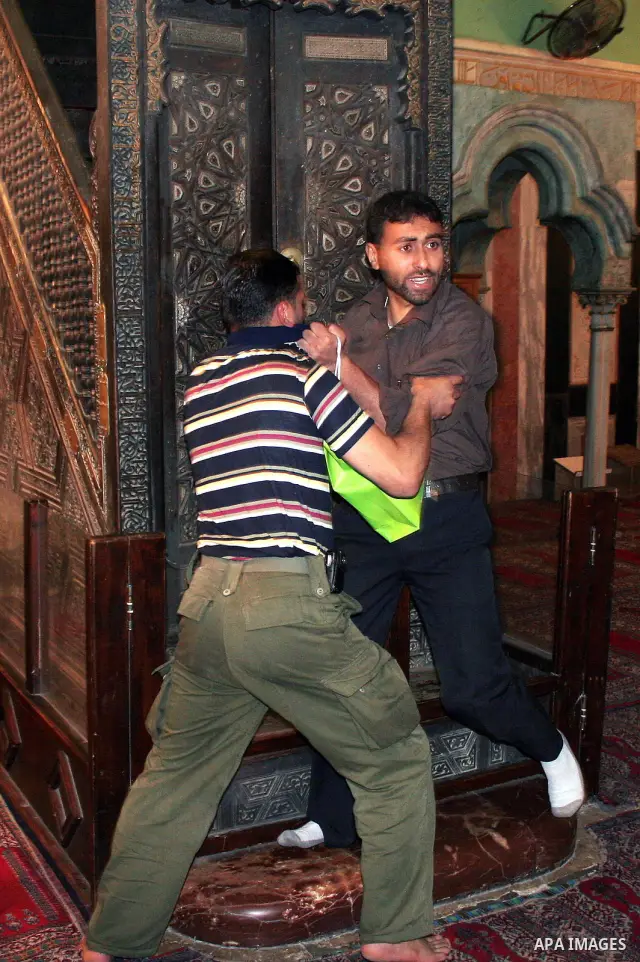 A Bodyguard (L) scuffles with a Palestinian man during the visit of Middle East envoy Tony Blair to the Ibrahimi mosque at the site of teh Tomb of the Patriarchs in the West Bank town of Hebron on October 20, 2009. Bodyg...