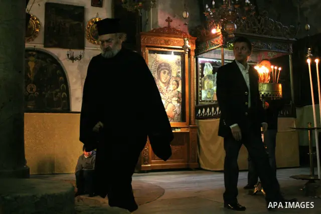 Palestinian worshippers attend a prayers in the Church of the Nativity in the West Bank town of Bethlehem Decembe 13, 2009.The church is built over the grotto where Christians believe the Virgin Mary gave birth to Jesus....