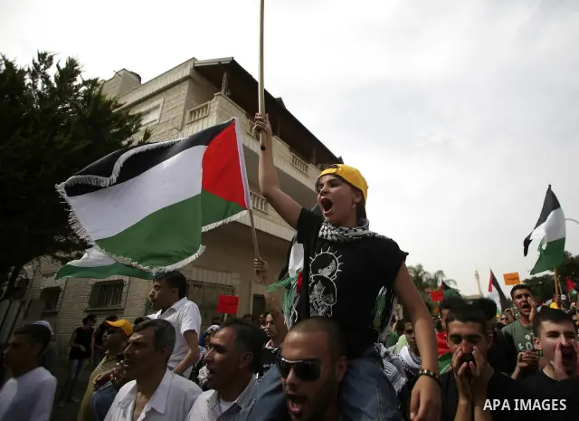 Arab Israelis protest for the right of return for refugees who fled their homes during the 1948 war that followed the creation of Israel, which celebrated its 62th anniversary in the Israeli Arab village of Tira, some 20...