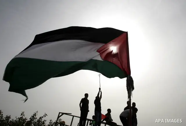 Arab Israelis protest for the right of return for refugees who fled their homes during the 1948 war that followed the creation of Israel, which celebrated its 62th anniversary in the Israeli Arab village of Tira, some 20...