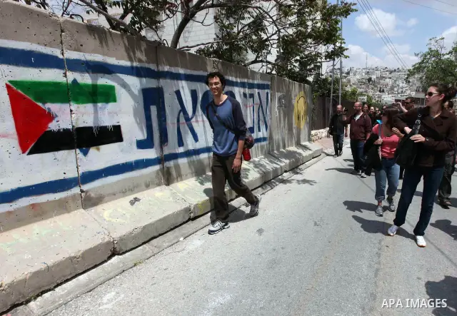 A group of left-wing Israelis visit Palestinian families living close to Jewish settlers in the divided West Bank city of Hebron on April 23,2010. Photo by Najeh Hashlamoun .