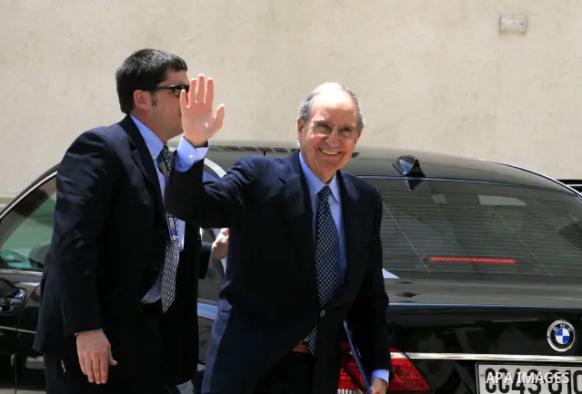 US President Barack Obama's special envoy to the Middle East George Mitchell waves to the media before a meeting with Palestinian President Mahmoud Abbas in the West Bank town of Ramallah, 19 May 2010. Mitchell has retur...