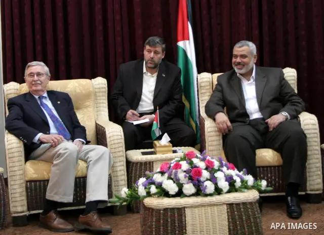 Palestinian Prime Minister in the Gaza Strip, Ismail Haniya meets with a US delegation headed by David Newton, a retired US ambassador, at his office in Gaza City on May 22, 2010. Photo by Ashraf Amra