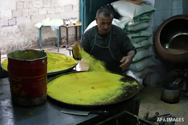 A Palestinian vendor prepares a traditional sweets Knafa in the West Bank city of Nablus on May 23,2010. Photo by Wagdi Eshtayah