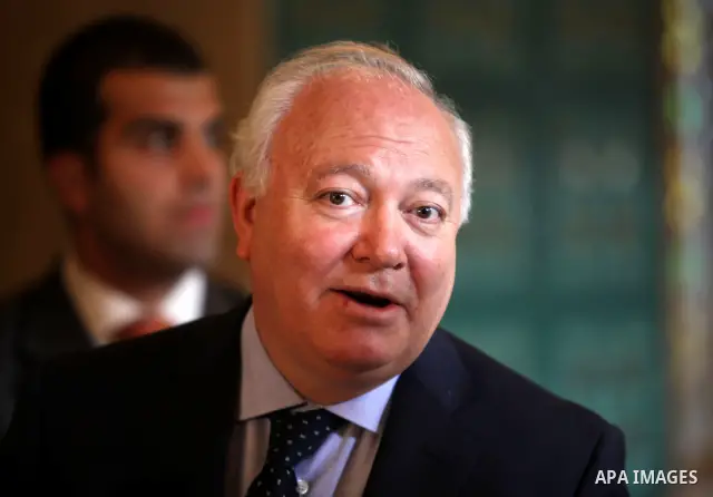 Spanish Foreign Minister Miguel Angel Moratinos chats with Secretary General of the Arab League Amr Moussa during their meeting at the Arab League headquarters in Cairo, Egypt, 23 May 2010. photo by Wissam Nassar.