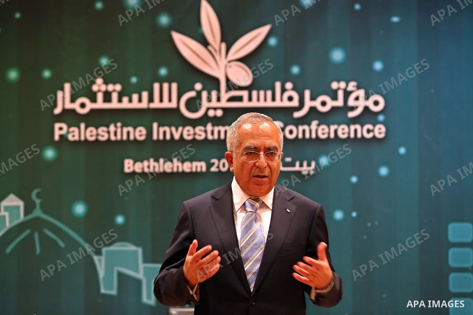 Palestinian Prime Minister Salam Fayyad during his meeting with several businessmen from Gaza Strip during the opening ceremony of the Palestine Investment Conference on June 2, 2010. Photo by Mustafa Abu Dayeh\pool