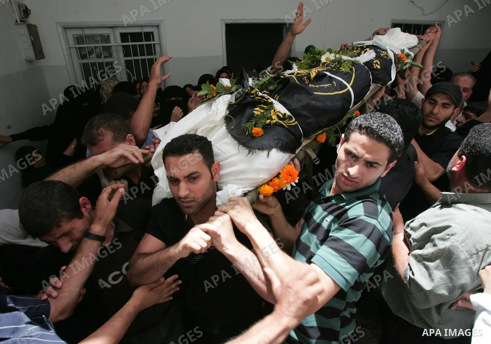 Palestinians mourners carry the body of Mohamed Shahoan during his funeral in the southern Gaza Strip town of Khan Yunis on June 2, 2010, one day after he was shot dead by Israeli troops as he inflitrated southern Israel...