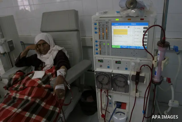 A Palestinian patient gets her kidneys washed at the dialysis department in the Al-Shifa hospital in Gaza City on June 6, 2010. The Israeli blockade of the Gaza Strip causes a "serious shortage of medicines and medical s...