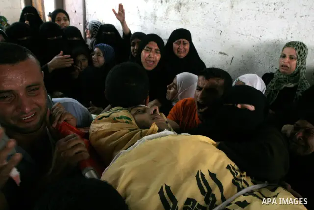 Relatives of Fayez al-Ferai, 20, mourn during his funeral in the Jabalia refugee camp, northern Gaza Strip, on June 7, 2010 after Israeli forces shot dead four Palestinian 'commandos' off Gaza as the Jewish state scrambl...