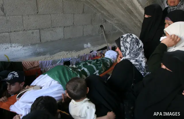 Palestinian relatives mourn during the funeral of Mahmud and Ziad Mortada in the Nusseirat refugee camp in the Gaza Strip on June 8, 2010 after the bodies of the two Palestinians killed by Israeli fire in the seas off Ga...