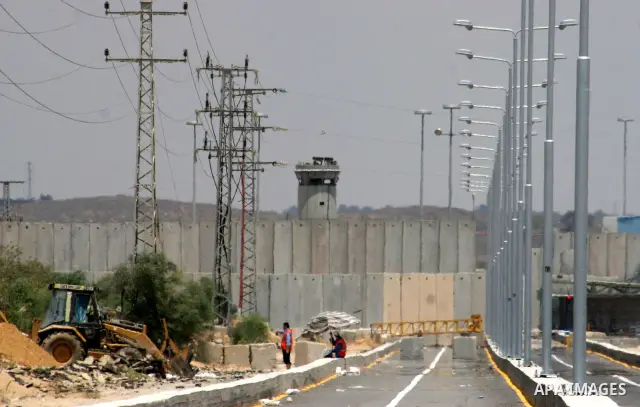 Palestinians work outside the Erez border crossing with Israel in the northern Gaza Strip as they cross into Gaza, on June 09, 2010. Photo by Ashraf Amra