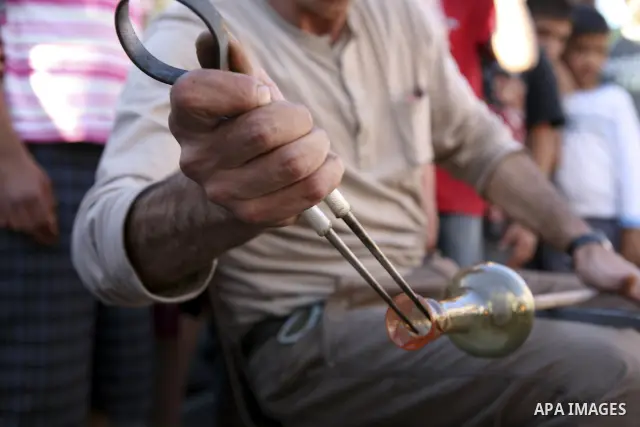 Palestinians take part in a side of the "Ayyam Jifnawieh2010" Exhibition in the West Bank city of Ramallah on June 10, 2010. Photo by Eyad Jadallah